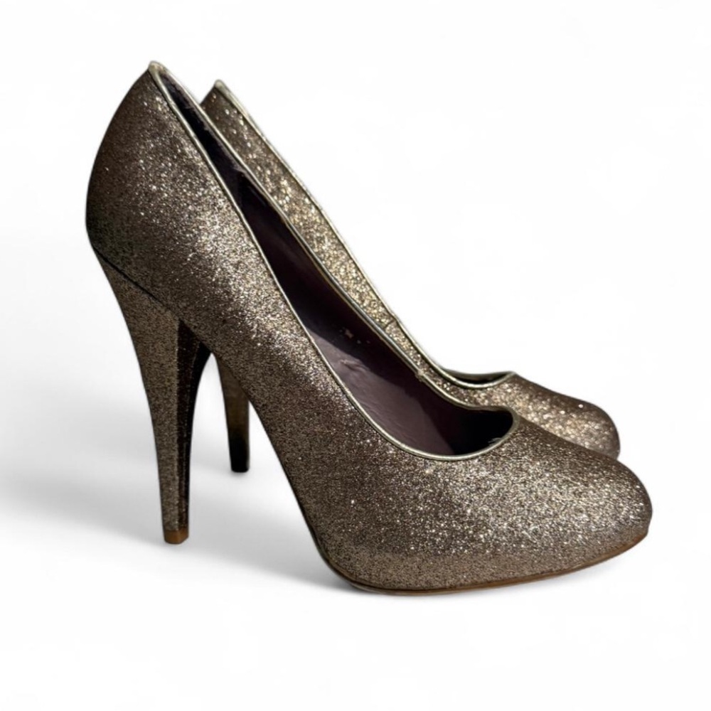 Elegant Gold Glitter Pumps 💛